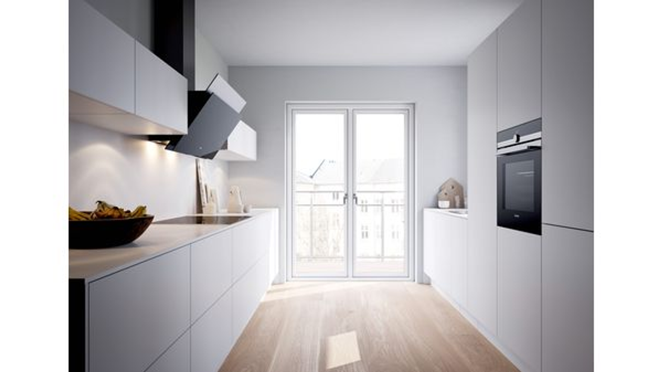 Moderna cucina bianca con mobili bianchi, finestra e cappa nera.