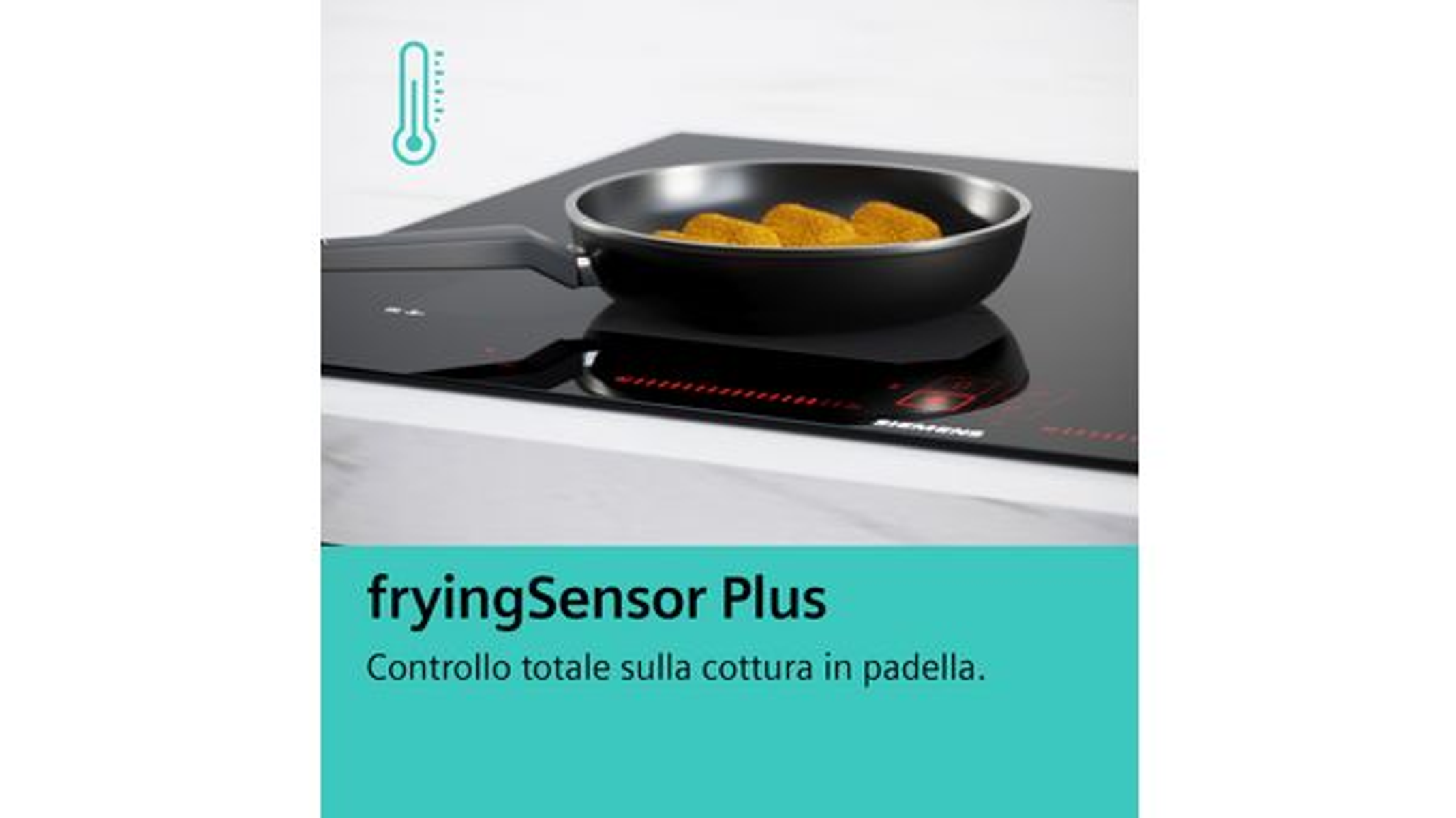 Padella con cibo su un piano cottura nero. Testo: fryingSensor Plus. Sfondo azzurro.