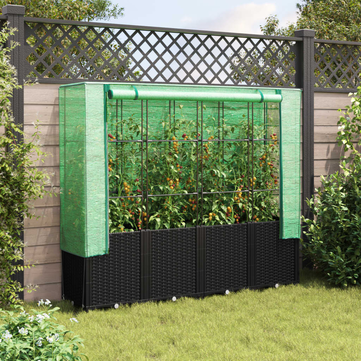 Aiuola da giardino esterna con copertura in rete verde, base nera e piante che crescono.