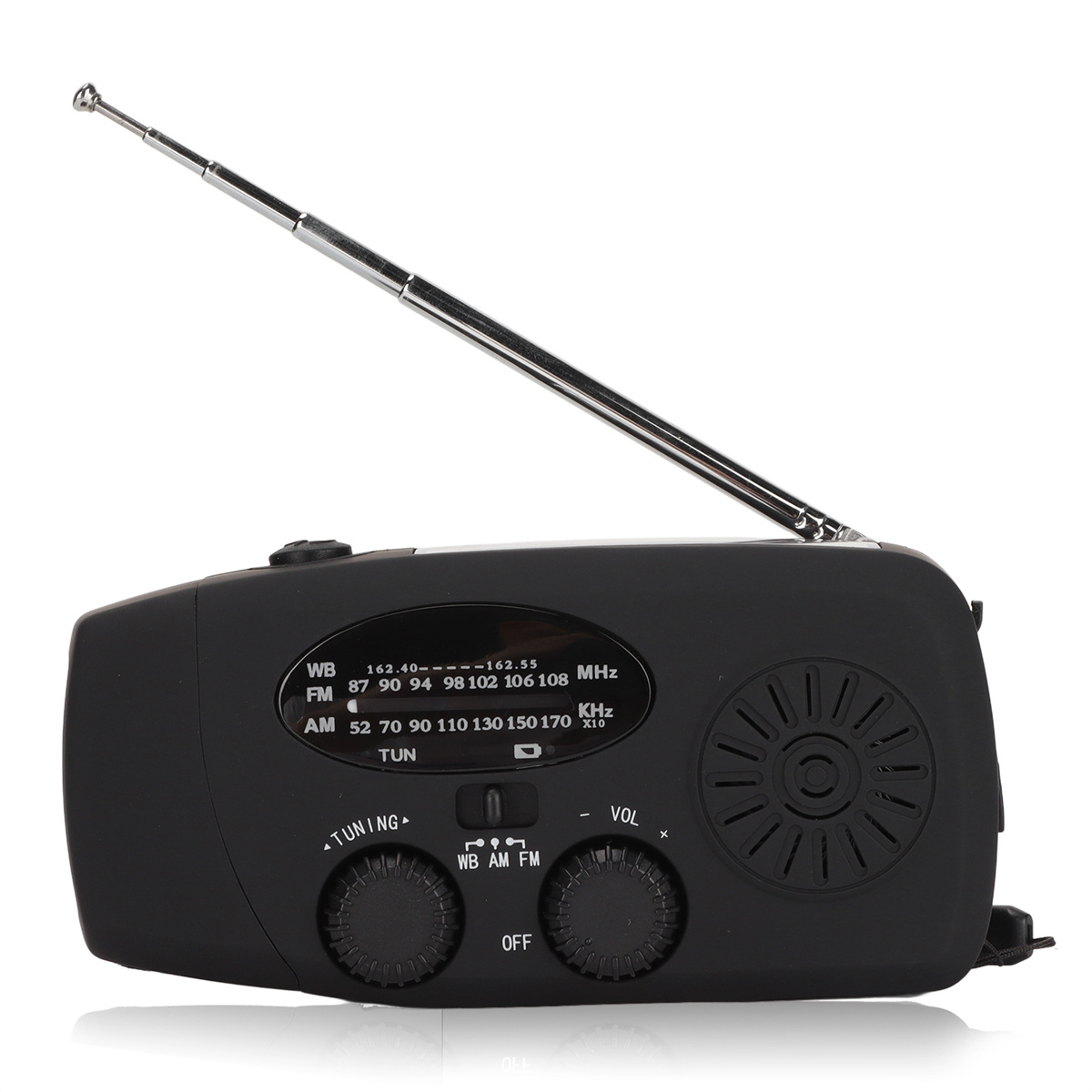 Ein schwarzes Radio mit Silberantenne, Drehreglern und Stationsanzeigen.