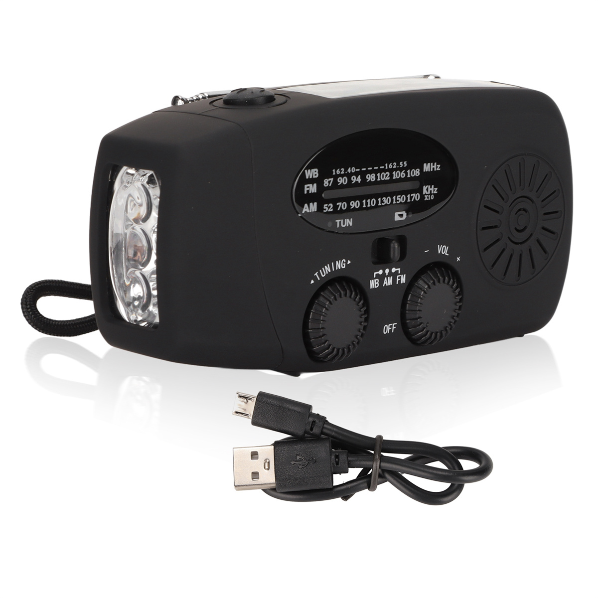 Schwarzes Radio mit Licht und Kabel. Es hat Knöpfe und ein Einstellrad. Der Hintergrund ist weiß.