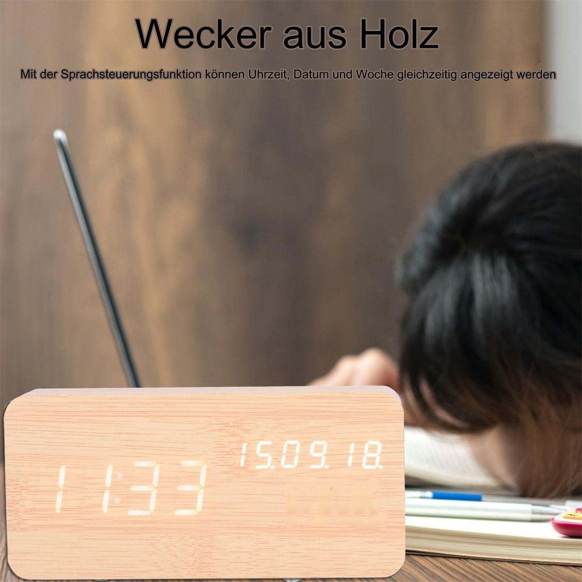 Digitaluhr aus Holz, zeigt 11:33 und 15.09.18, mit verschwommener Person im Hintergrund.