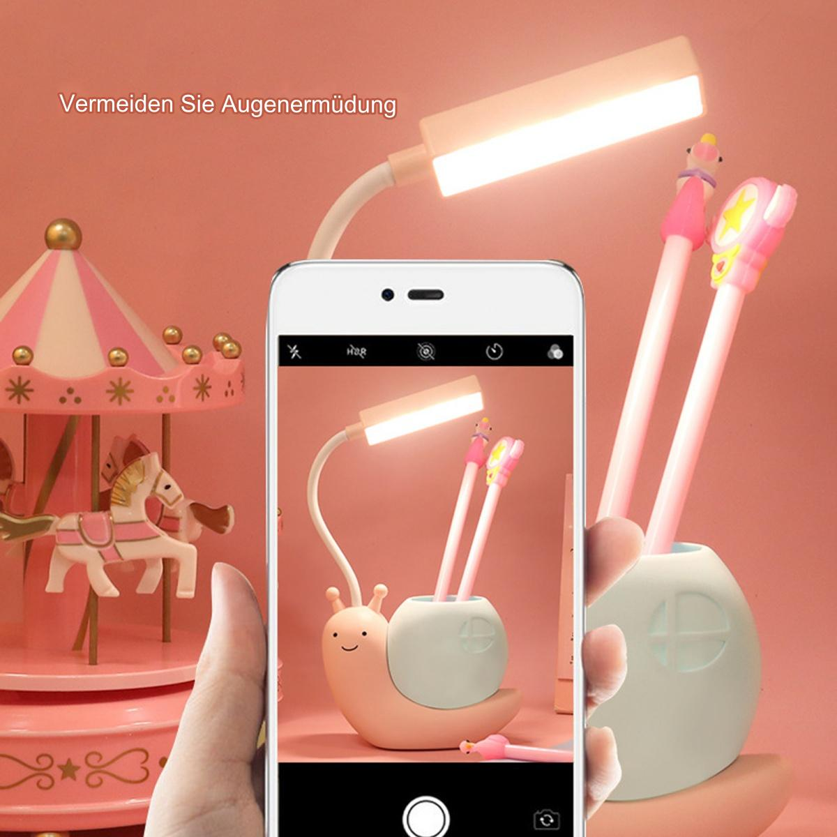 Eine Hand, die ein Telefon hält und Fotos von Stiften und Lampe macht.