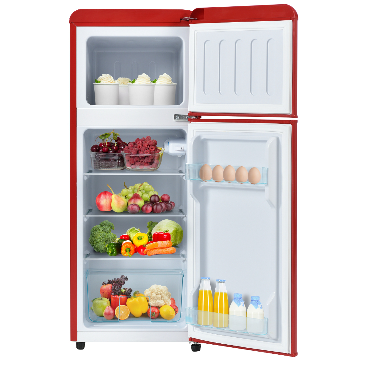Ein roter Kühlschrank ist geöffnet und zeigt Regale mit Lebensmitteln: Obst, Gemüse, Eier und Getränke.