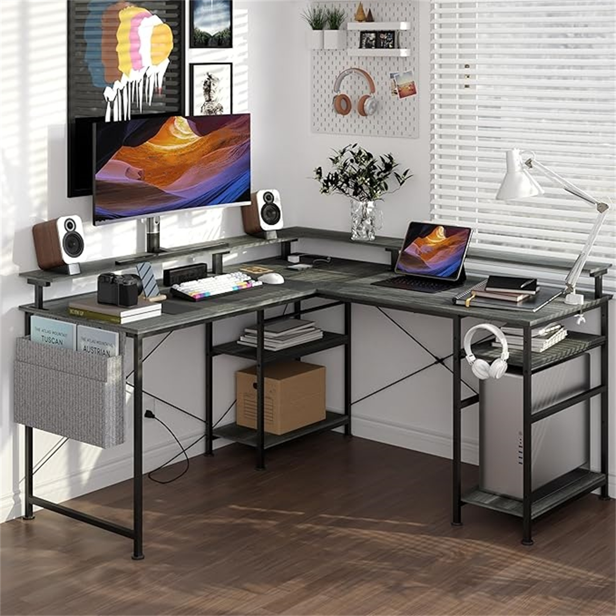 L-förmiger Schreibtisch mit Monitor, Lautsprechern, Laptop. Bücher, Zubehör.