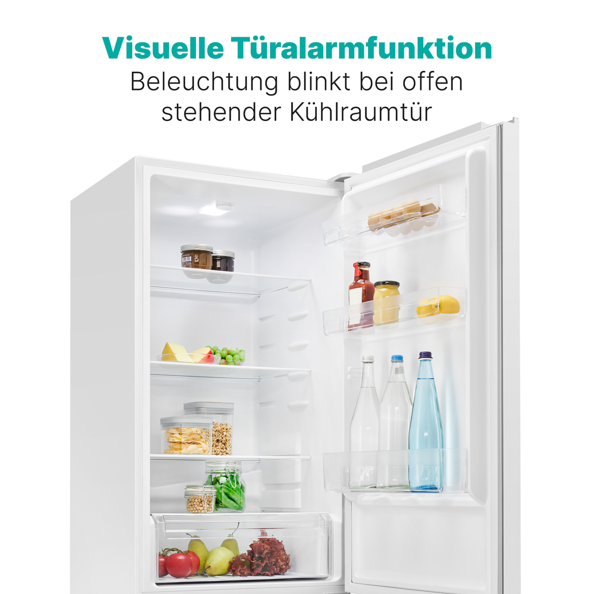 Offener weißer Kühlschrank mit Regalen, die Lebensmittel und Wasserflaschen enthalten.