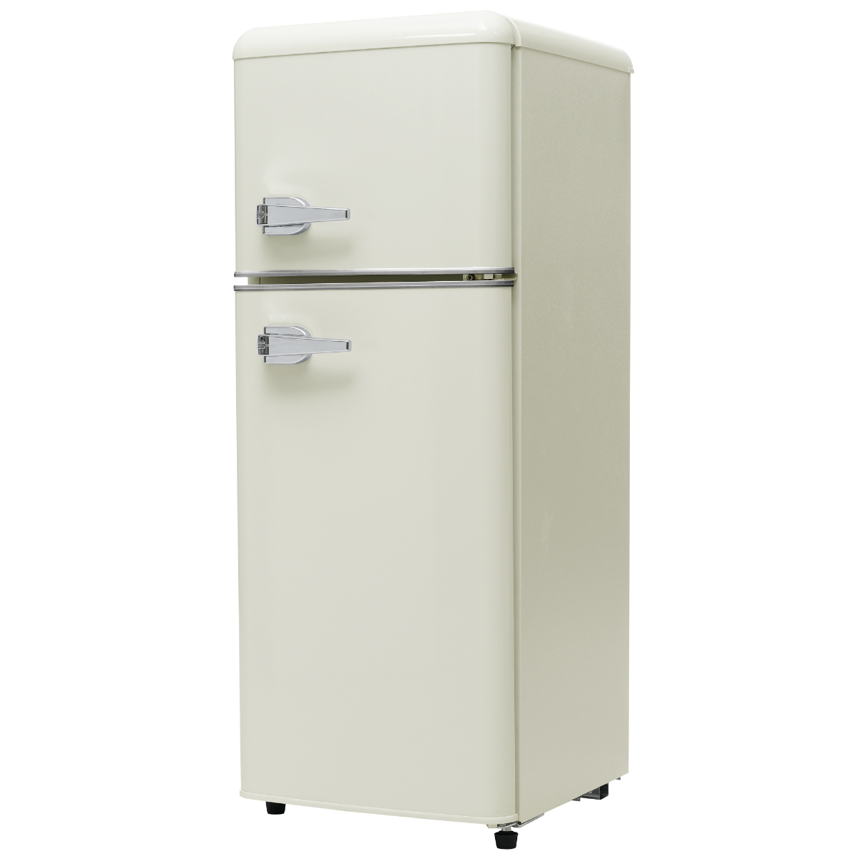 Cremefarbener Retro-Kühlschrank mit Chromgriffen. Er hat zwei Türen und schwarze Füße, auf weißem Hintergrund.