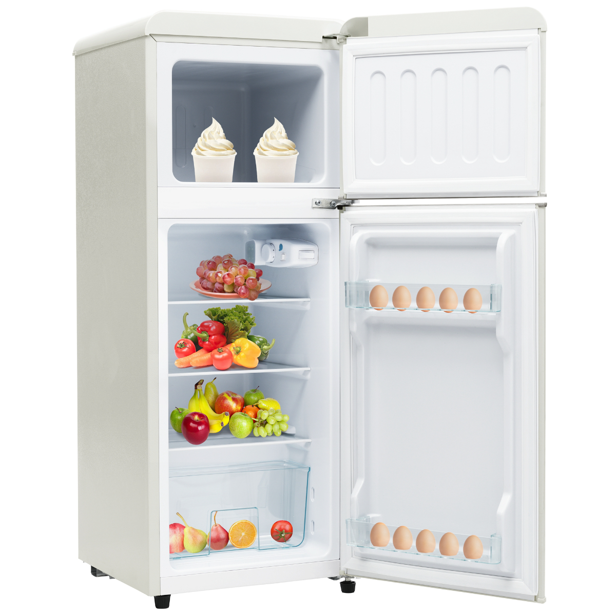 Offener Kühlschrank mit Lebensmitteln. Enthält Eiscreme, Obst, Gemüse und Eier. Weißer Hintergrund.