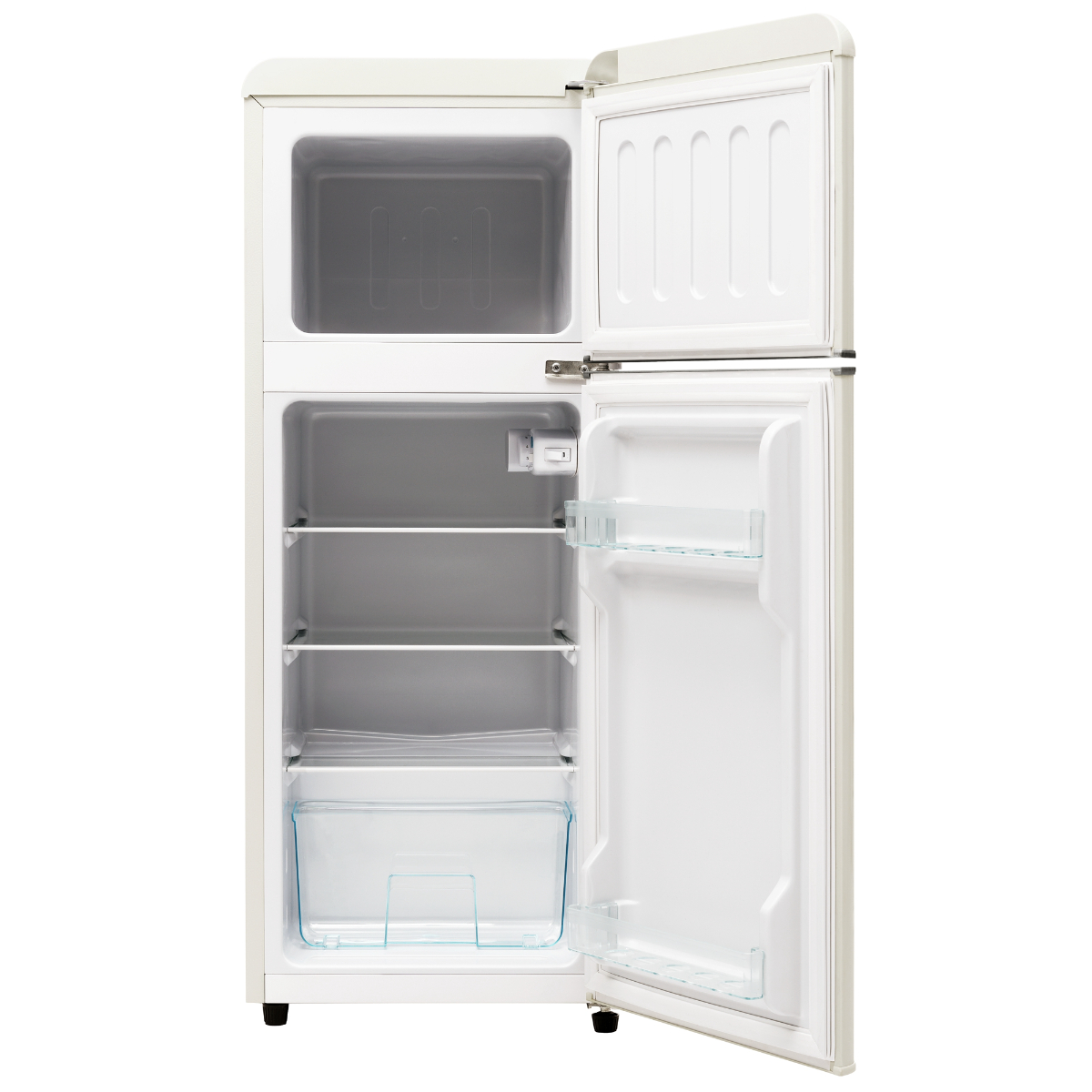 Weißer Kühlschrank mit geöffneter oberer Gefriertür. Innenregale und Gemüseschublade sichtbar.