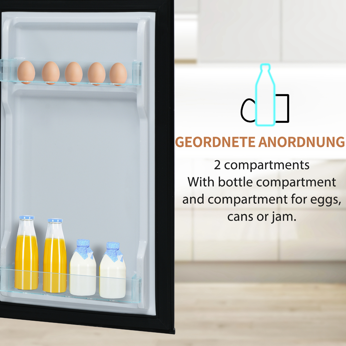 Innerhalb eines Mini-Kühlschranks mit Eiern, Saft und Milch in den Regalen. Küche im Hintergrund.