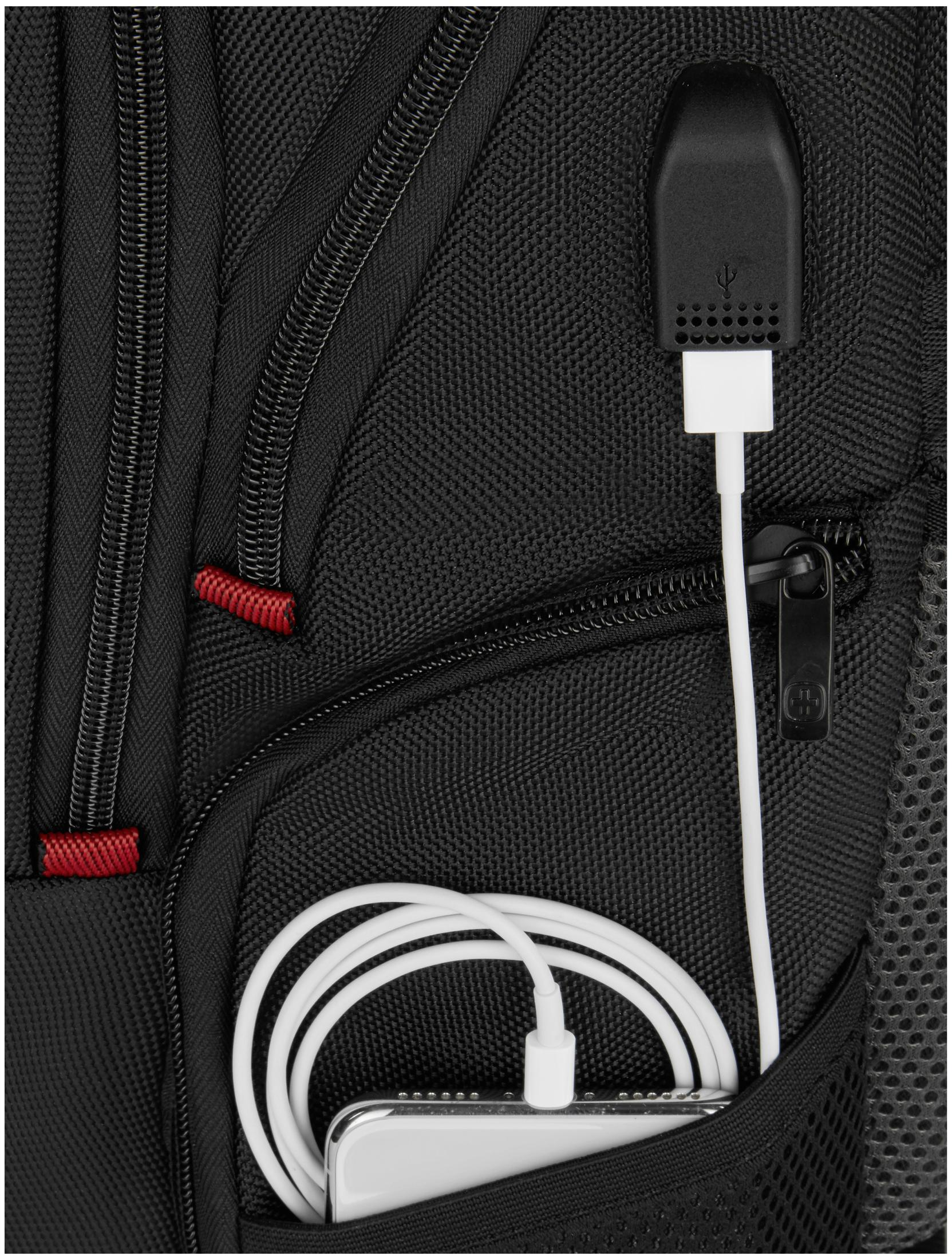 Nahaufnahme eines schwarzen Rucksacks mit weißem Ladekabel und Telefon.