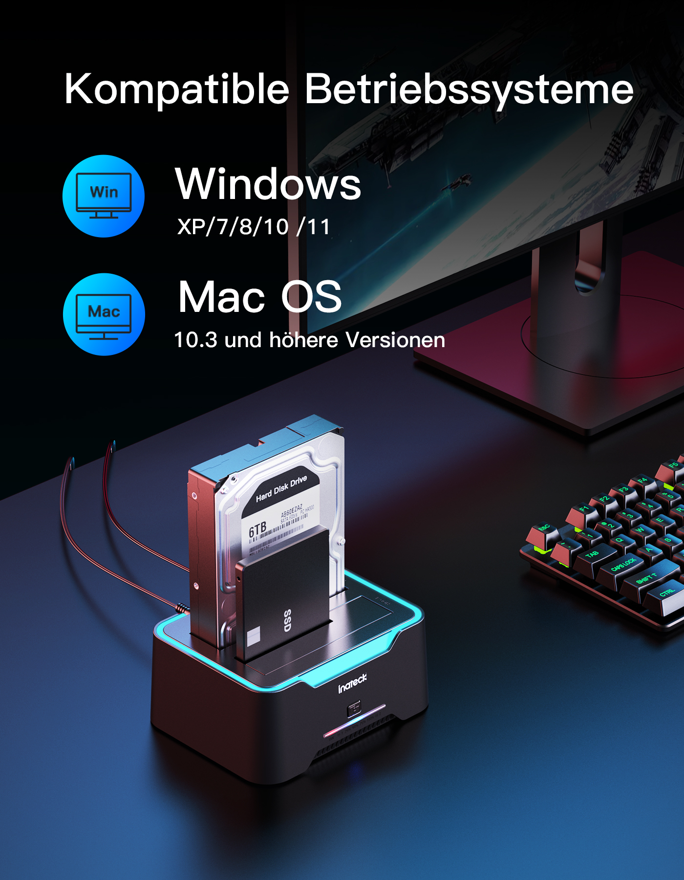 Eine schwarze Dockingstation mit eingesetzter Festplatte, neben Tastatur und Monitor.