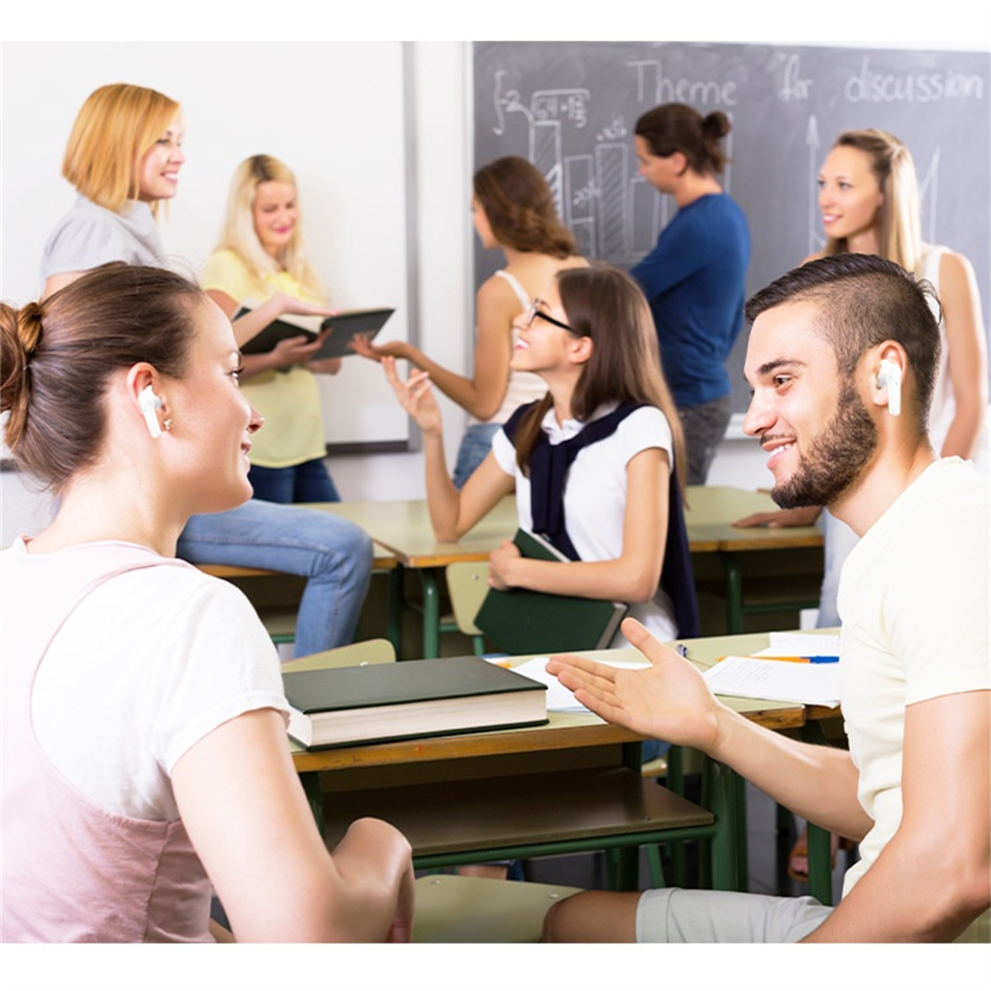 Schüler im Klassenzimmer, einige tragen Ohrhörer, reden. Eine Tafel ist dahinter.
