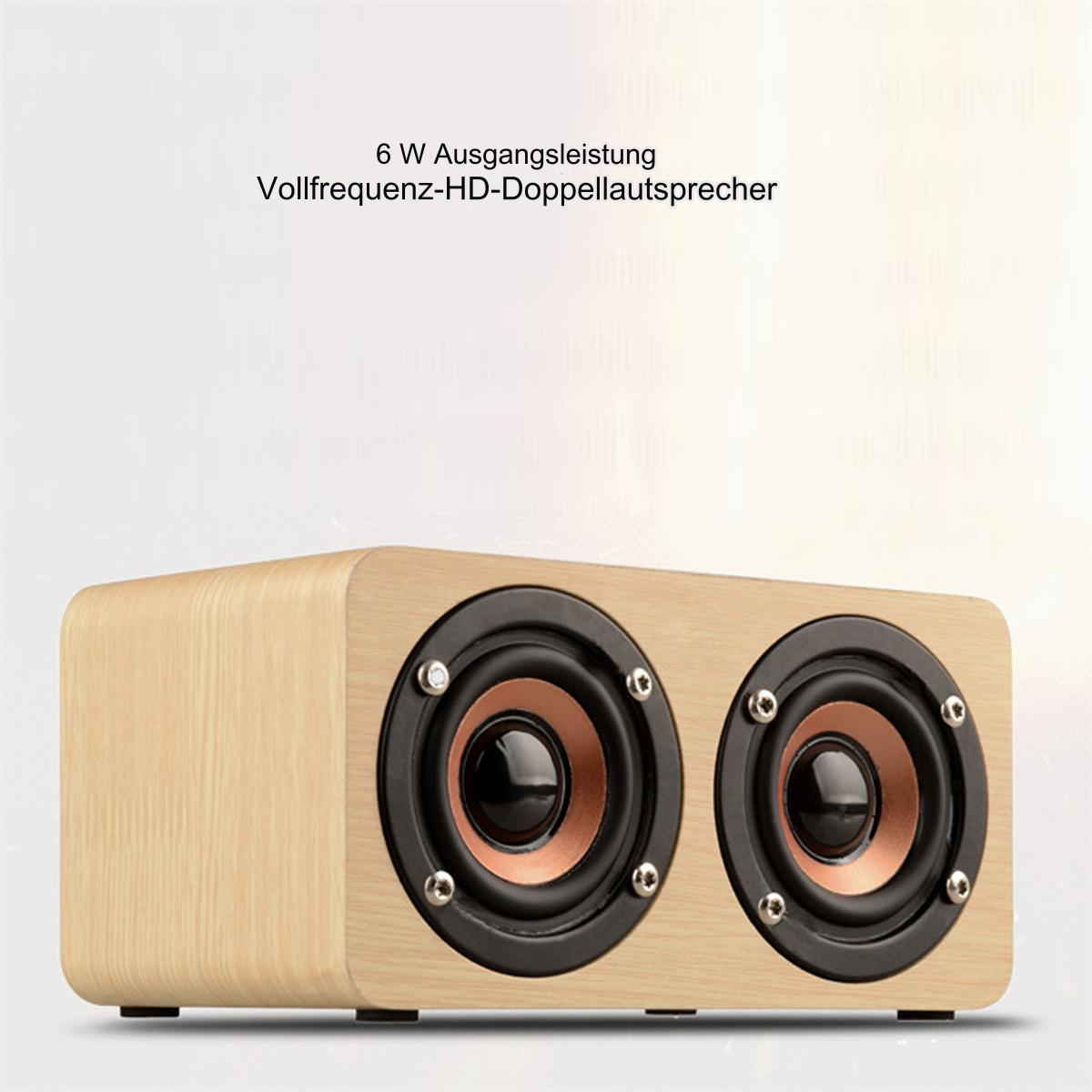 Ein Lautsprecher mit zwei schwarzen Lautsprechern auf einer hellbraunen Holzkiste.