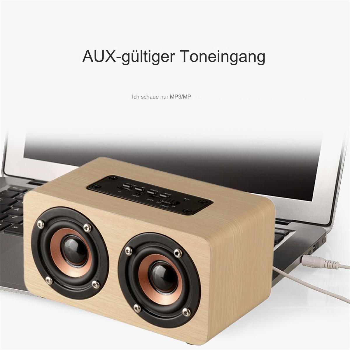 Holzlautsprecher, der mit einem Laptop verbunden ist.