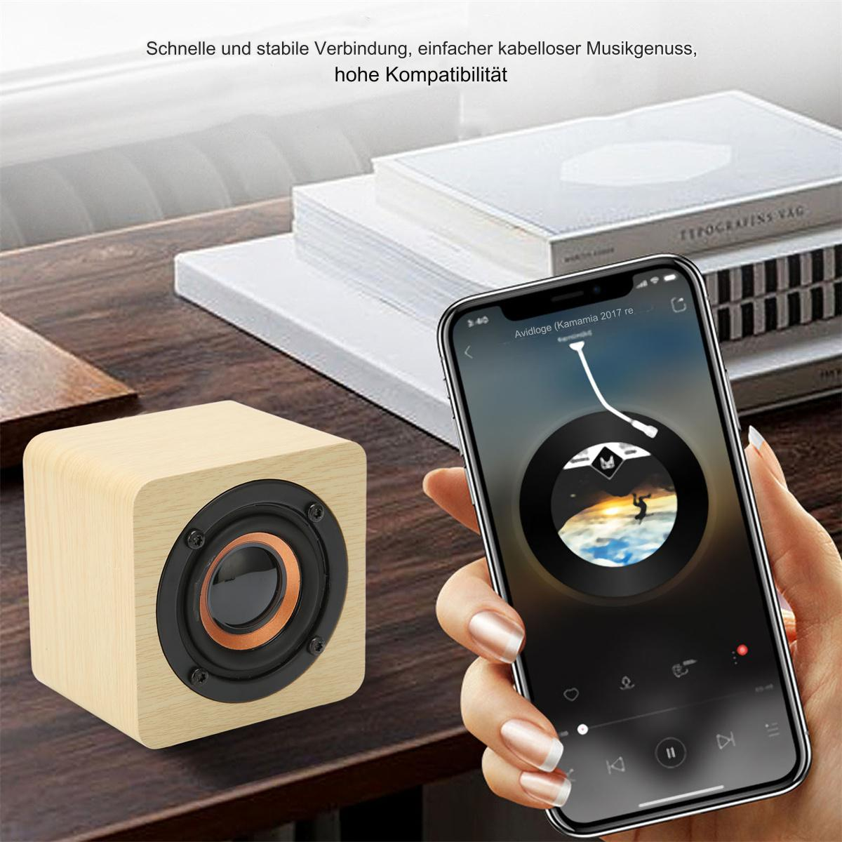 Ein hölzerner Würfel-Lautsprecher mit Telefon, das Musiksteuerung zeigt. Bücher oben.