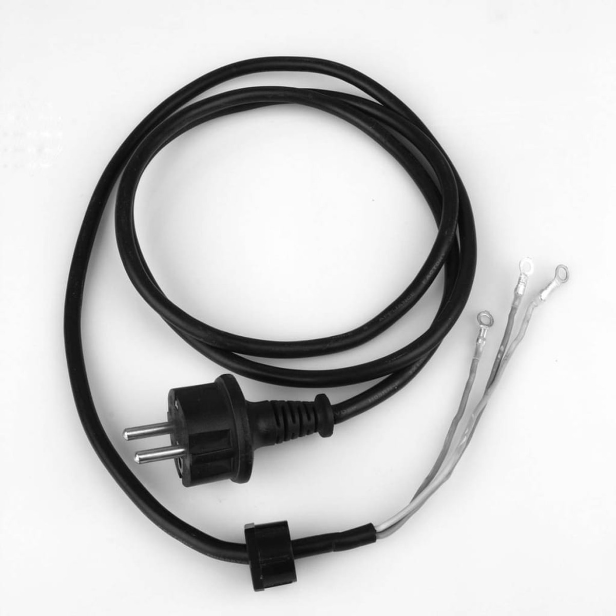 Schwarzes Netzkabel mit Stecker und drei separaten Drähten mit Metallenden.
