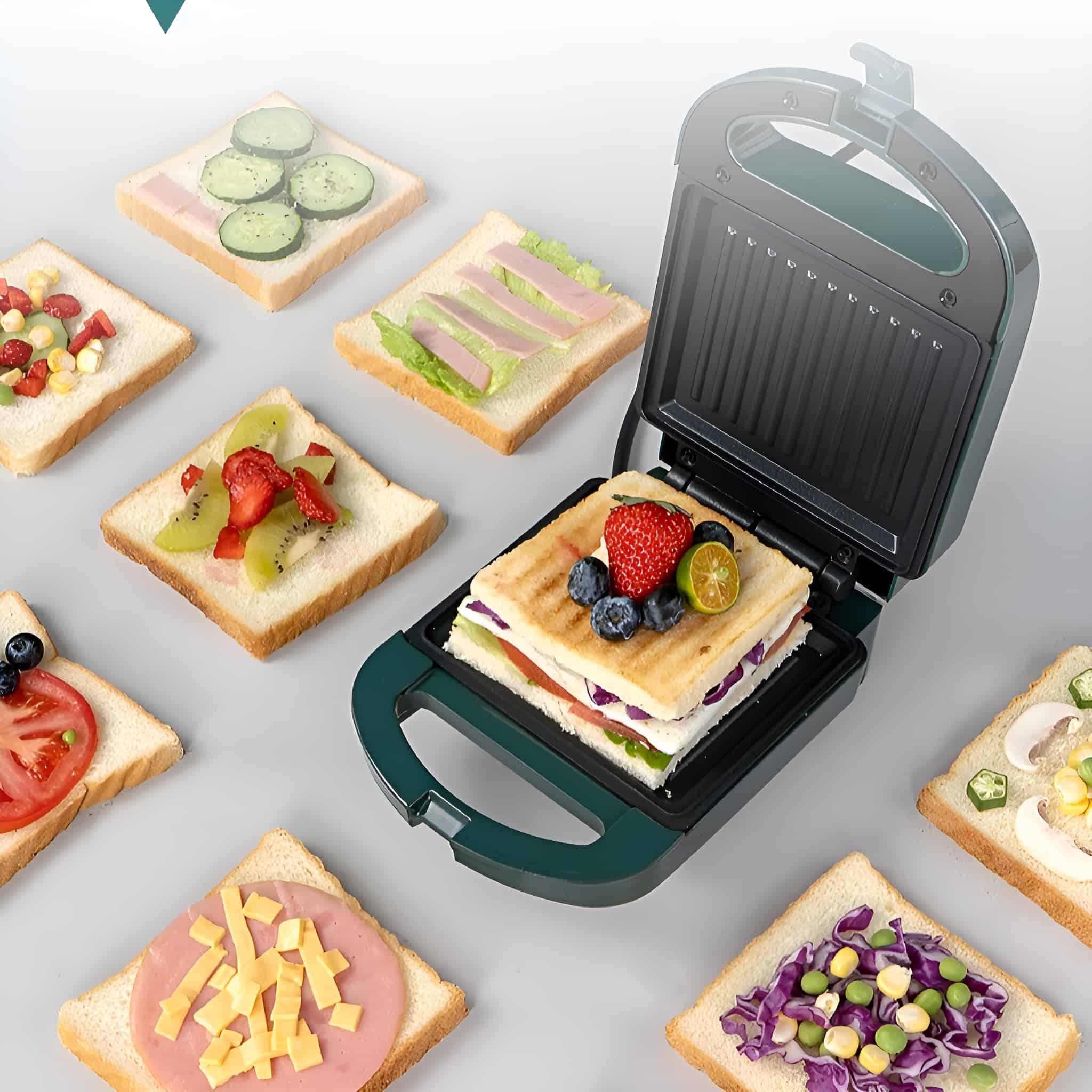 Getoastete Sandwiches mit verschiedenen Füllungen in einem Sandwichmaker, umgeben von Zutaten auf einer hellen Oberfläche.