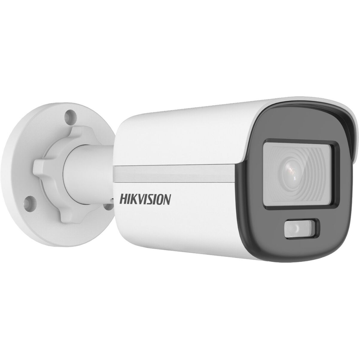 Una telecamera di sicurezza Hikvision bianca con parte anteriore grigia e staffa di montaggio. La telecamera è montata su una superficie bianca.