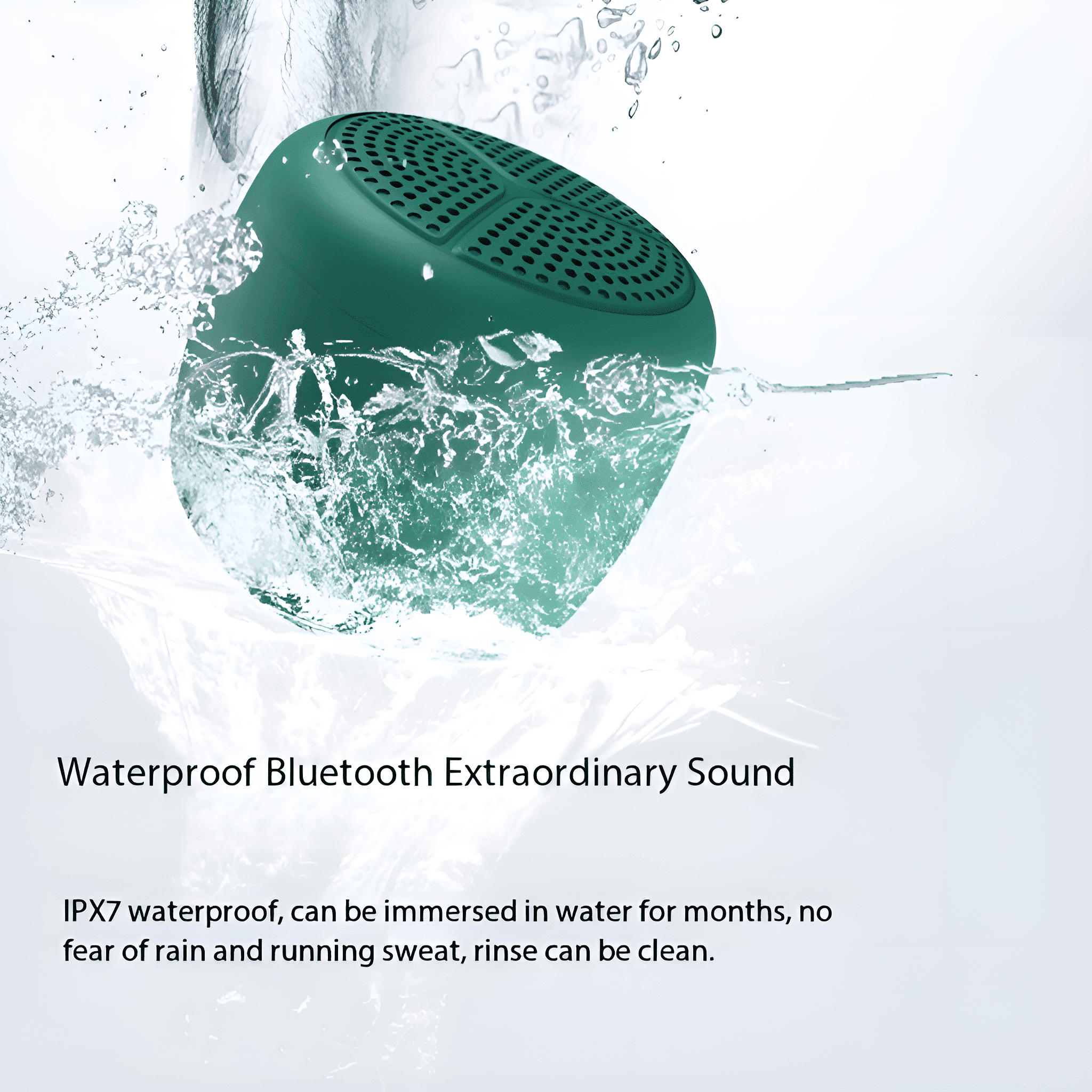 Ein grüner wasserdichter Lautsprecher mit Wasser, das um ihn herum spritzt.
