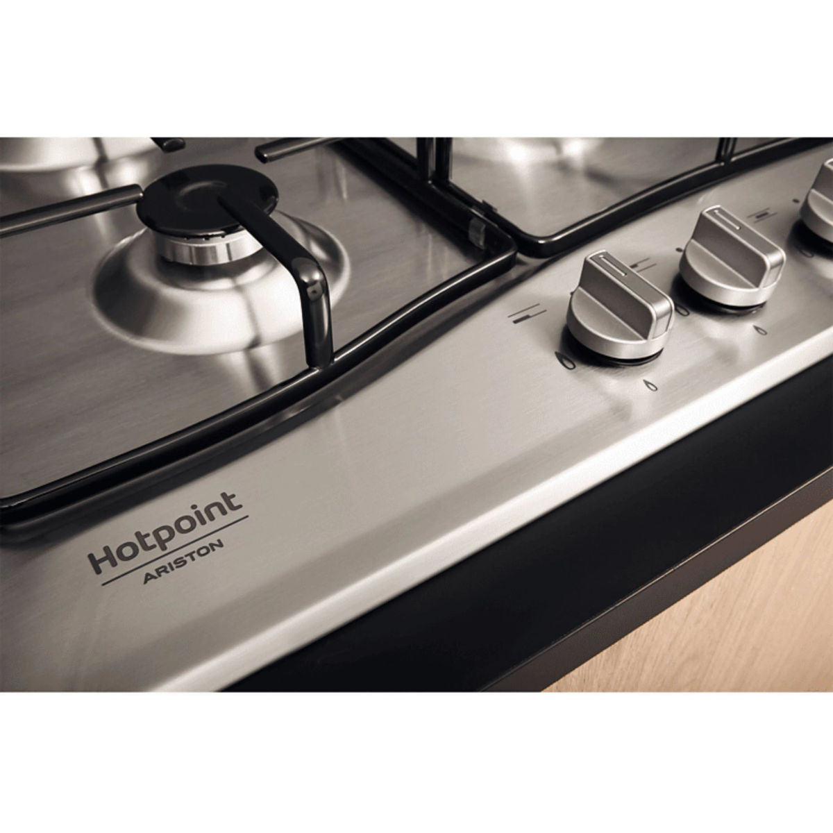 Płyta gazowa ze stali nierdzewnej z czarnymi pokrętłami i logo Hotpoint Ariston.