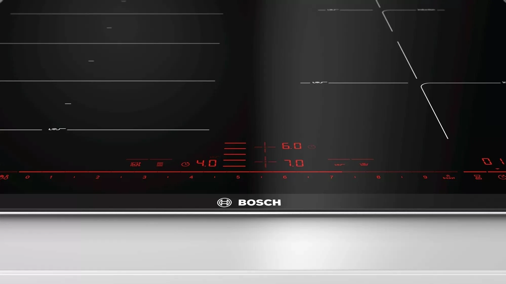 Table de cuisson à induction Bosch noire avec commandes éclairées et chiffres.