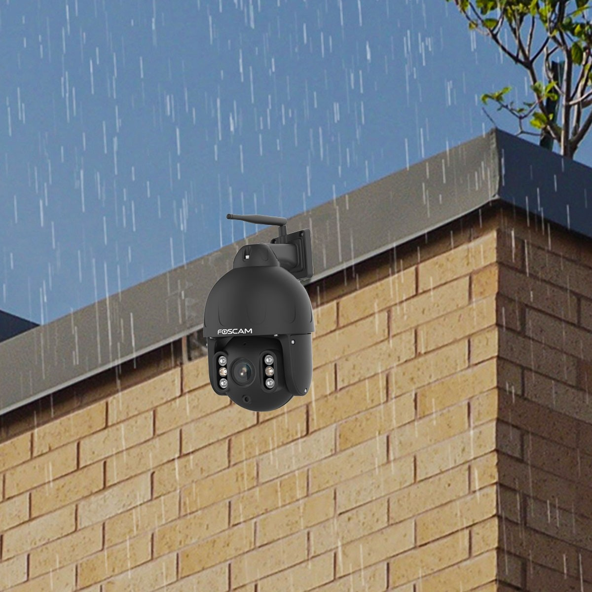 Eine Überwachungskamera an einer Ziegelmauer, mit Regen.