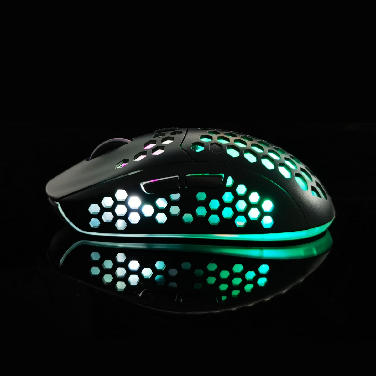 Schwarze Gaming-Maus mit RGB-Beleuchtung. Schwarzer Hintergrund. Sechseckiges Design.