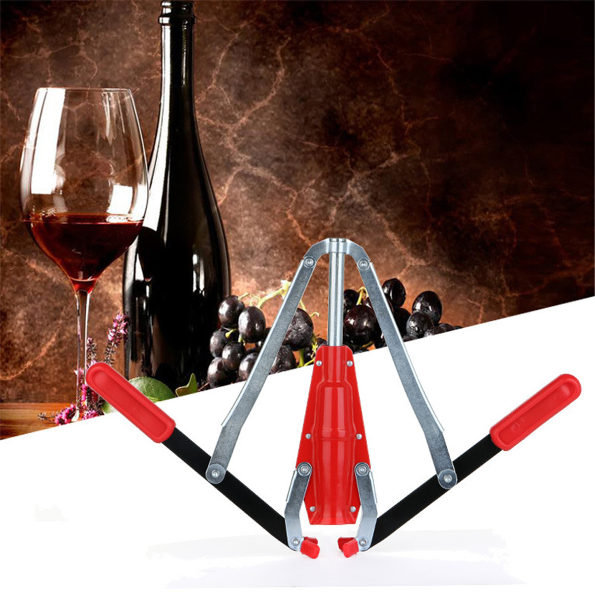 Eine Weinflasche, ein Weinglas mit Rotwein und ein Flaschenkorkwerkzeug. Trauben sind im Hintergrund.