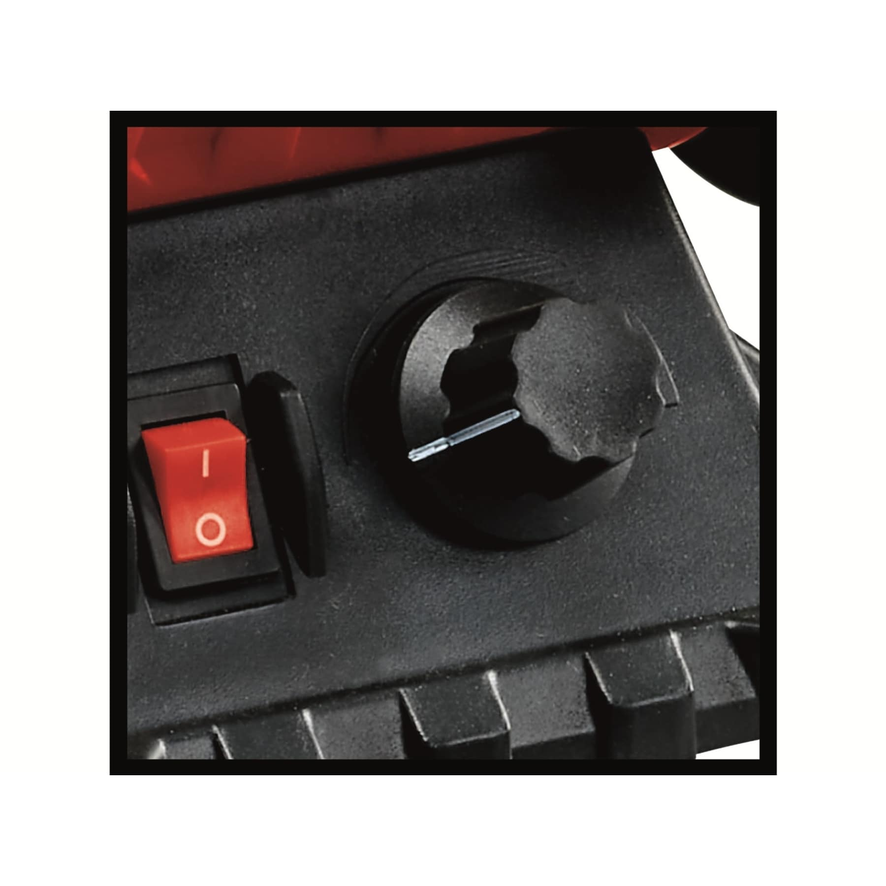 Primo piano di un pannello di controllo nero di un utensile elettrico con un interruttore rosso on/off e una manopola rotante.