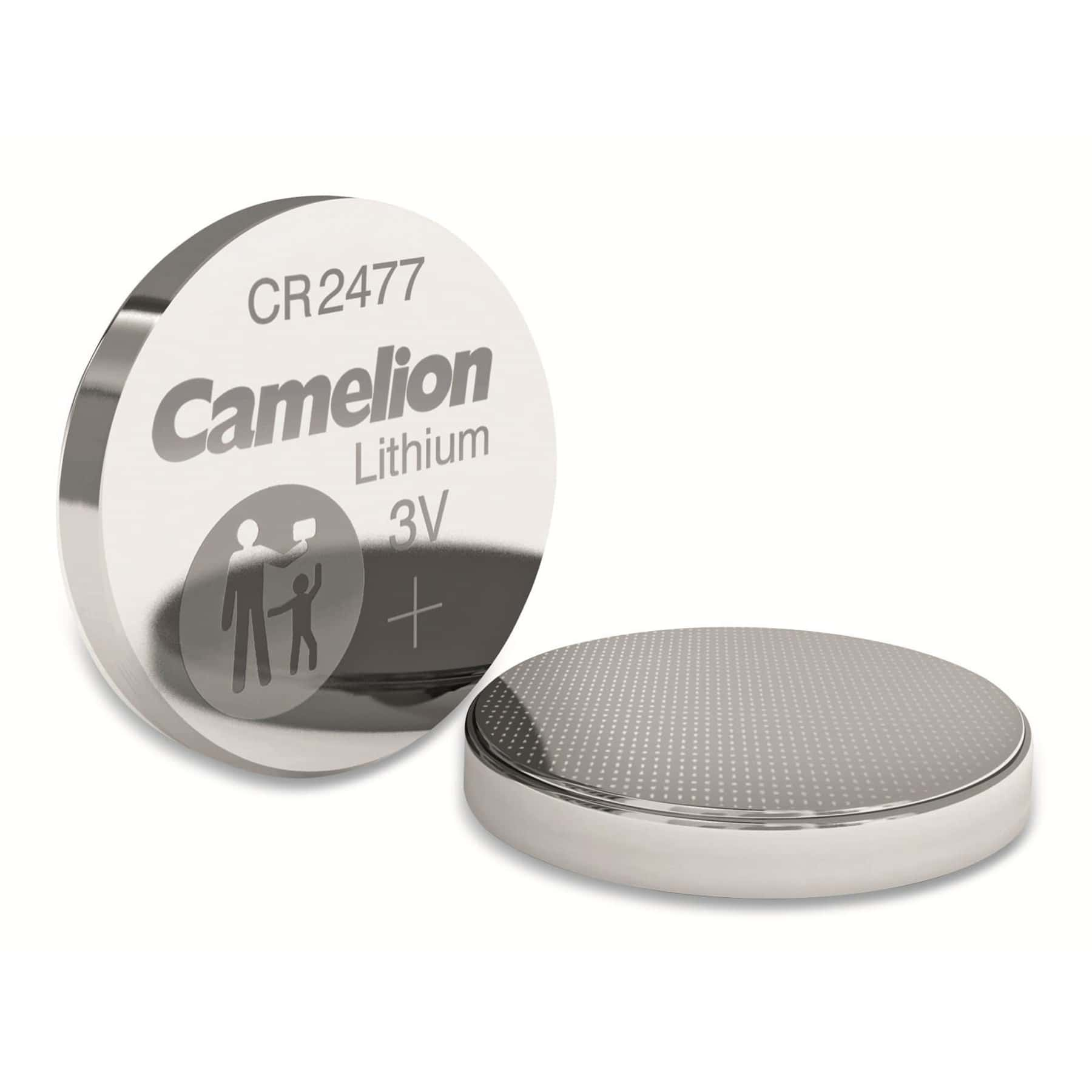 Una batteria rotonda argentata CR2477 Camelion Lithium 3V è accanto a un'altra.