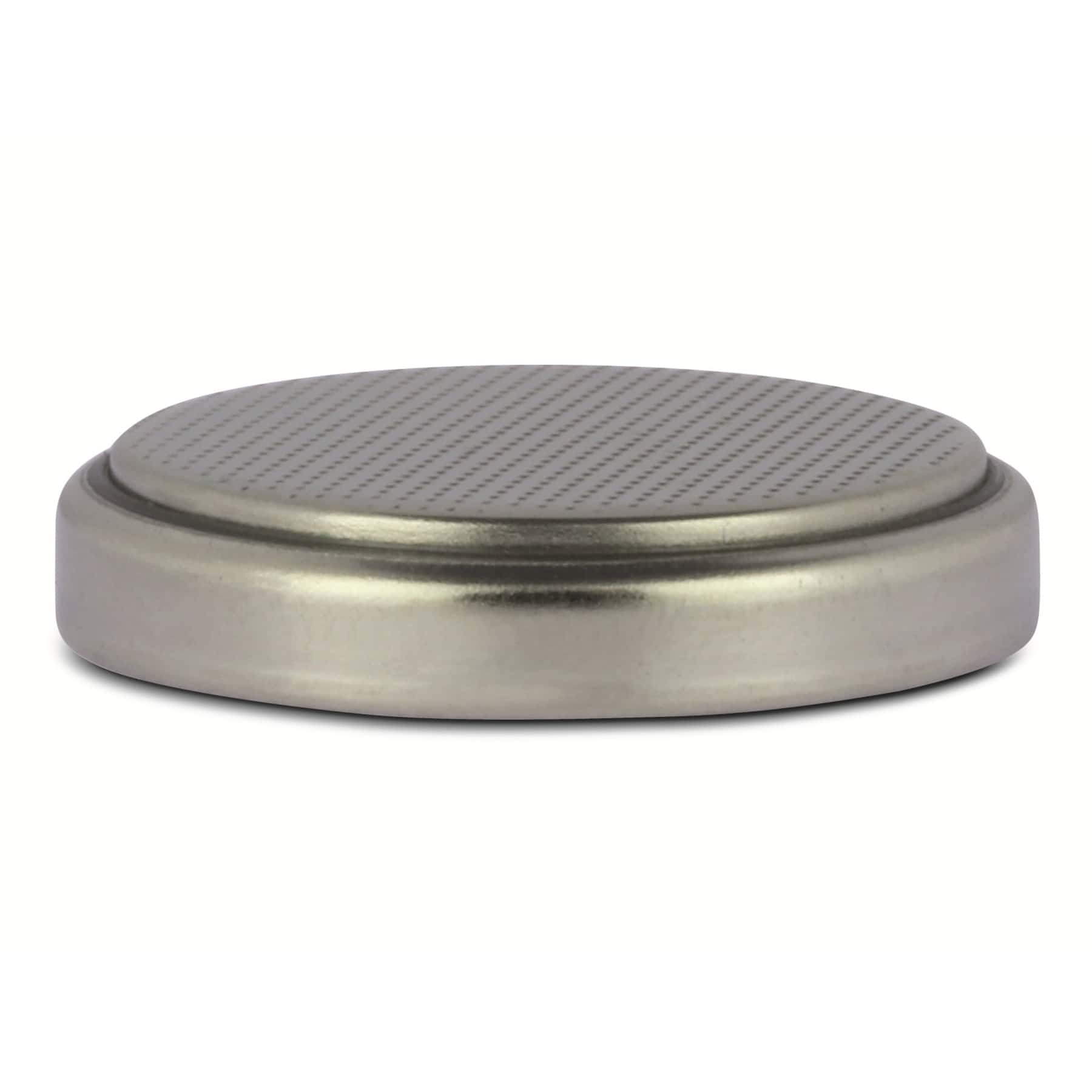 Srebrna okrągła bateria na białym tle. Jest to bateria pastylkowa.