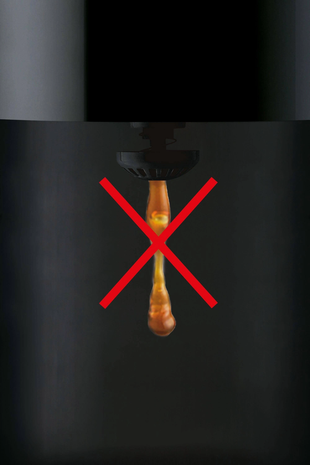 Nahaufnahme einer Kaffeemaschine. Ein rotes X ist über dem Kaffee eingezeichnet.