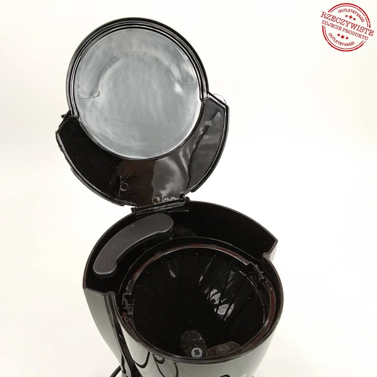 Cafetera negra, tapa abierta, con filtro de papel dentro.