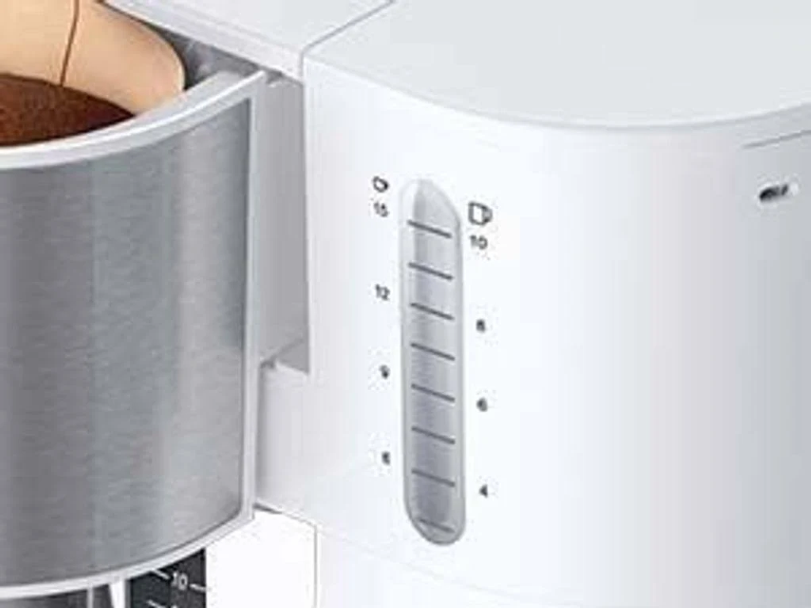 Biały ekspres do kawy ze wskaźnikiem poziomu wody i pojemnikiem ze stali nierdzewnej.