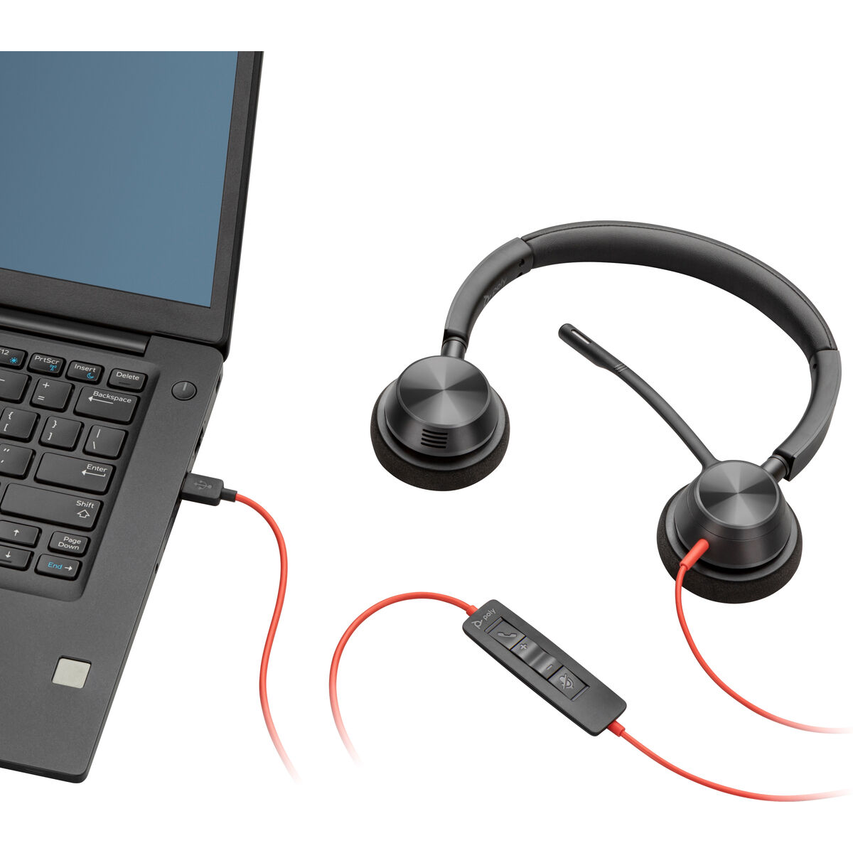 Ordenador portátil conectado a un cable rojo con auriculares negros y un panel de control.