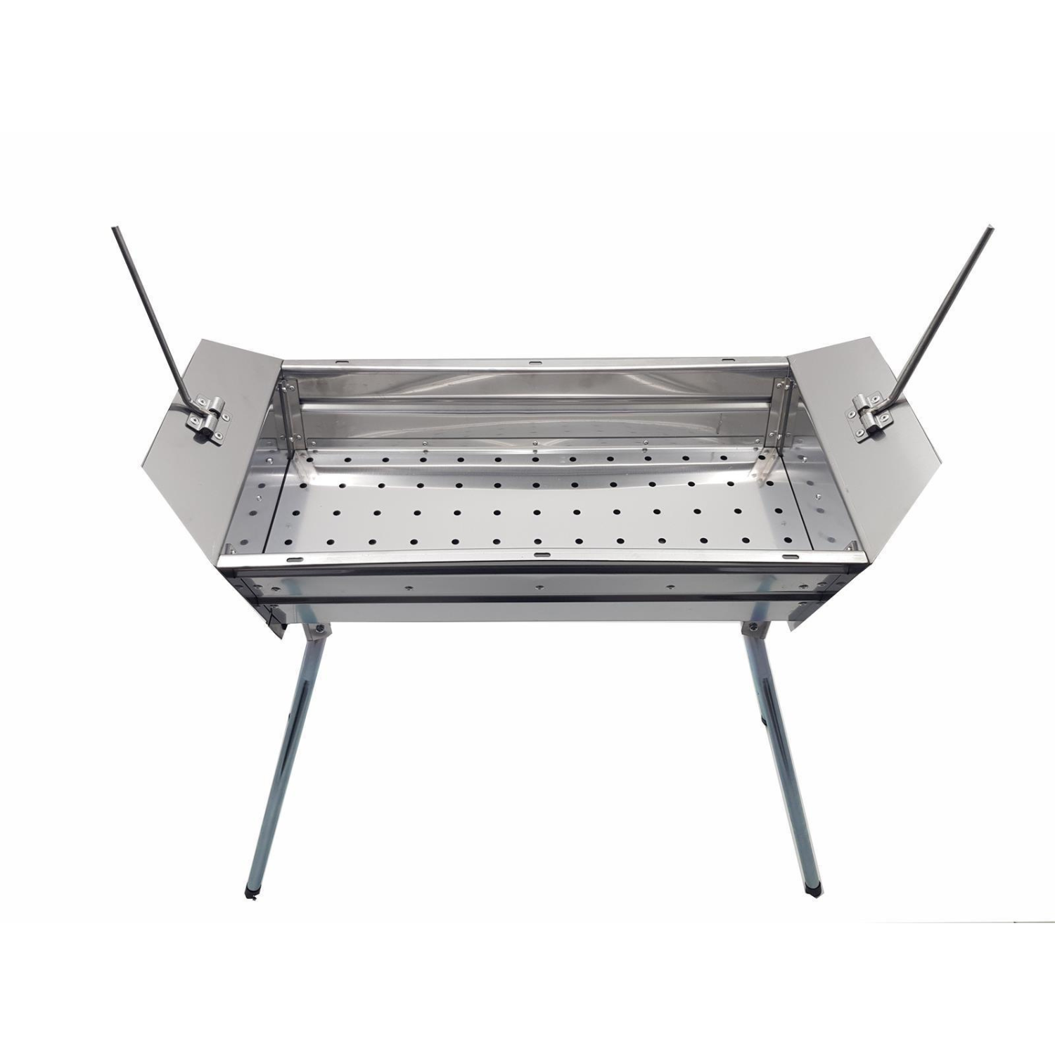 Edelstahlgrill, offen mit ausgeklappten Beinen. Er ist leer und einsatzbereit.