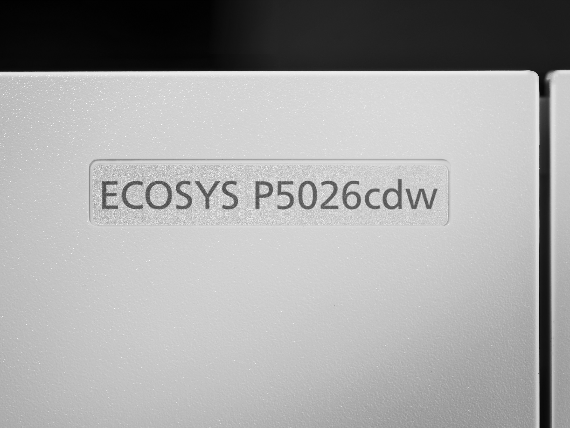 Zbliżenie białej drukarki z napisem 'ECOSYS P5026cdw'.