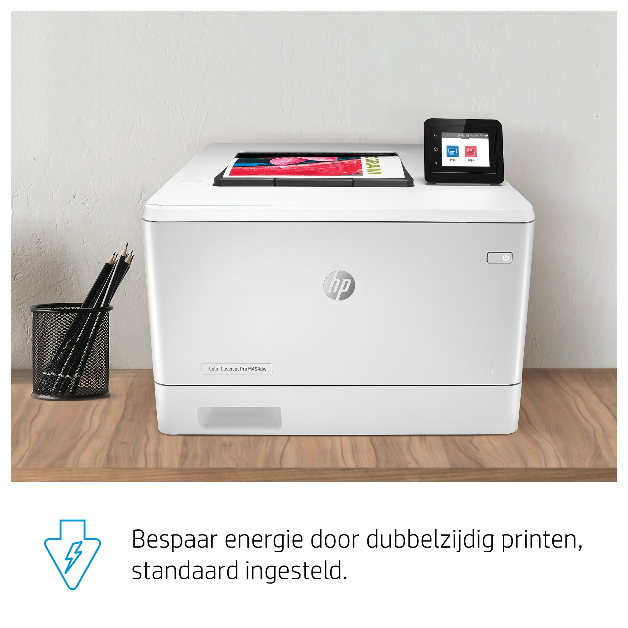 Ein weißer Drucker mit einem Bildschirm oben und Bleistiften in einem schwarzen Becher.