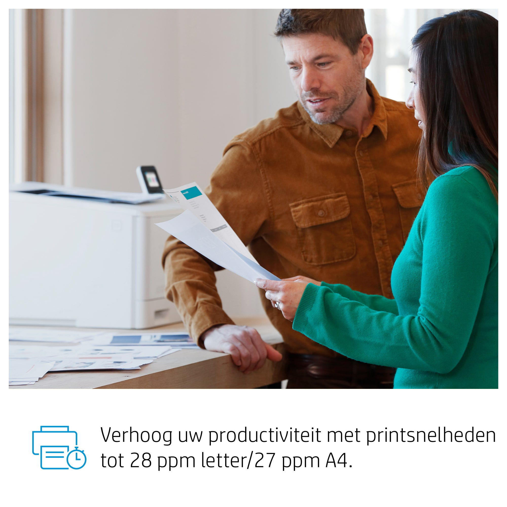 Zwei Personen betrachten Papiere. Ein Drucker ist im Hintergrund. Text unten.