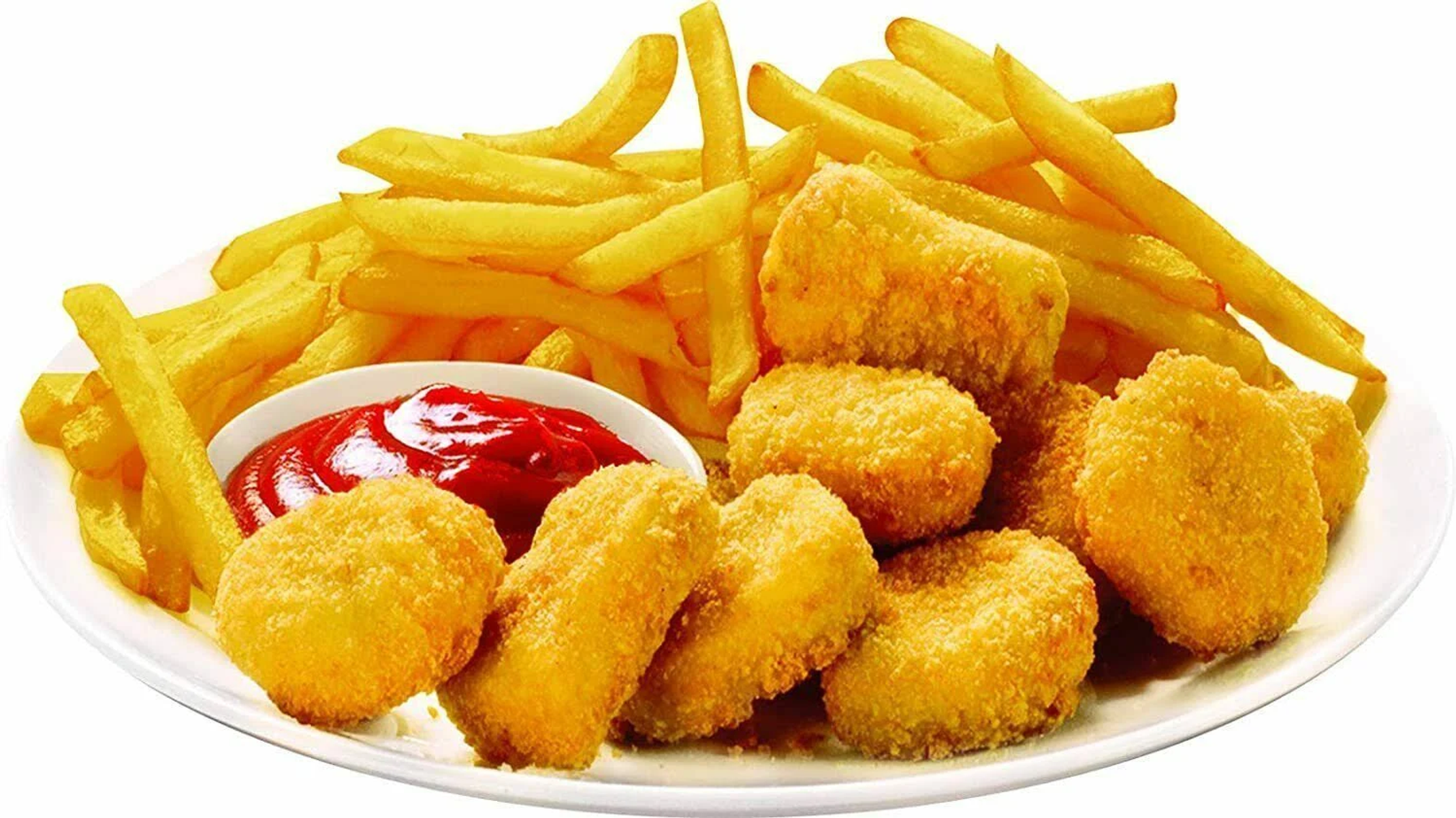Teller mit Pommes, Chicken Nuggets und einer kleinen Schüssel Ketchup. Das Essen ist auf einem weißen Teller.