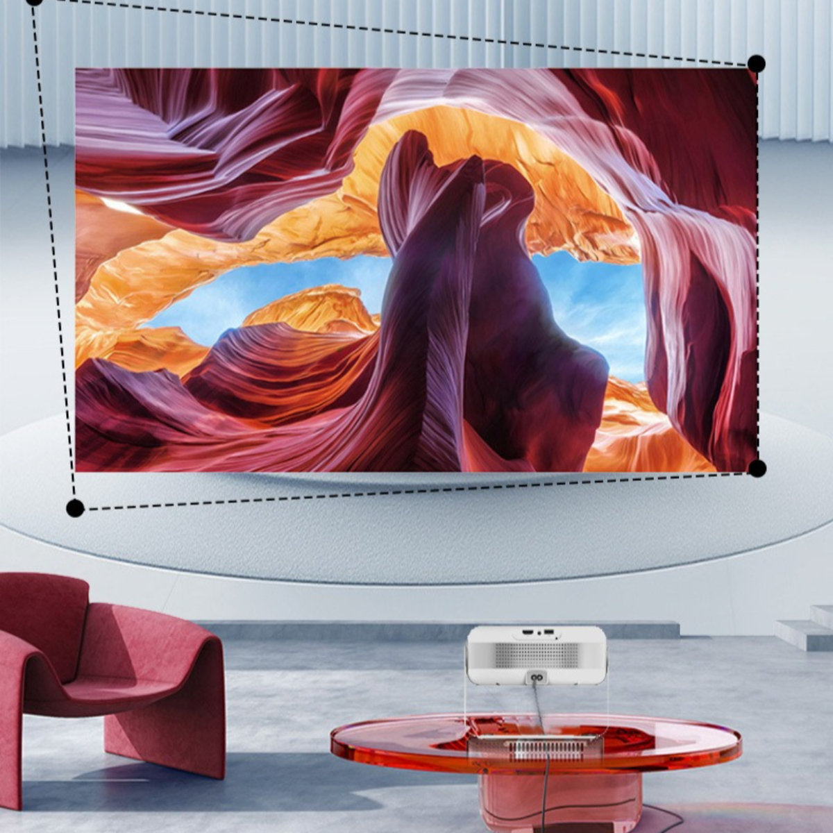 Ein projiziertes Bild eines Canyons an einer Wand in einem Raum mit einem Projektor und roten Möbeln.