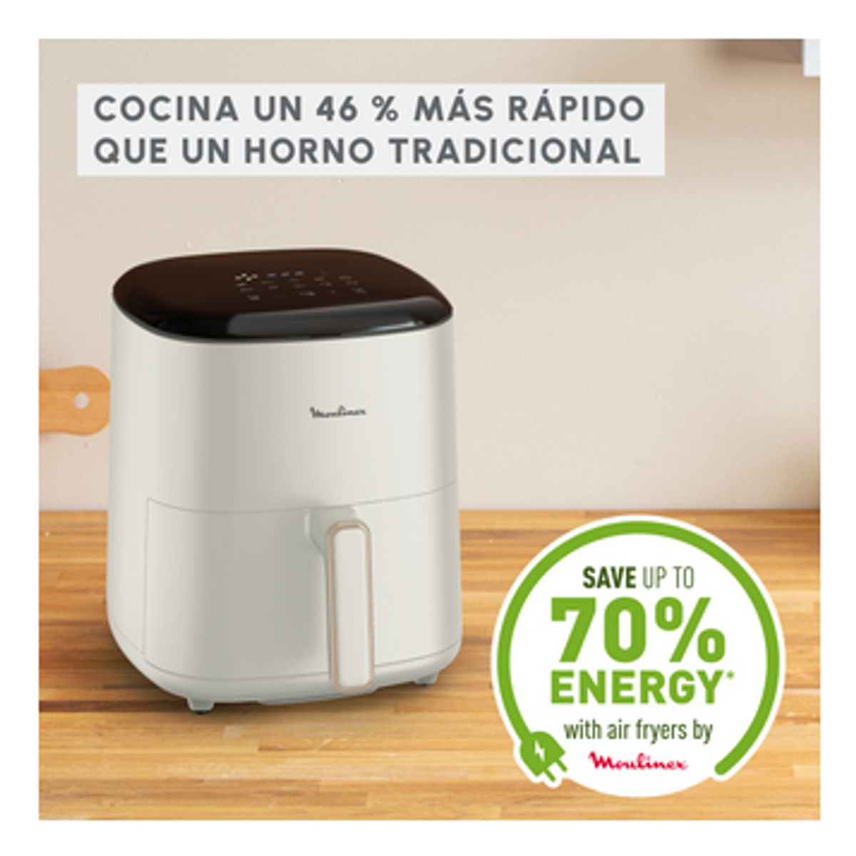 Freidora de aire blanca sobre una superficie de madera con una etiqueta verde de ahorro de energía y texto.