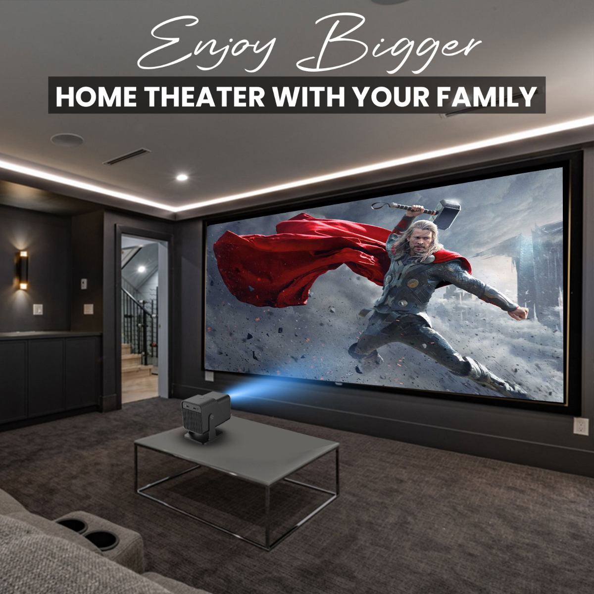 Heimkino mit großem Bildschirm, der einen Thor-Film zeigt. Projektor auf einem Tisch. Dunkler Raum, graues Sofa.