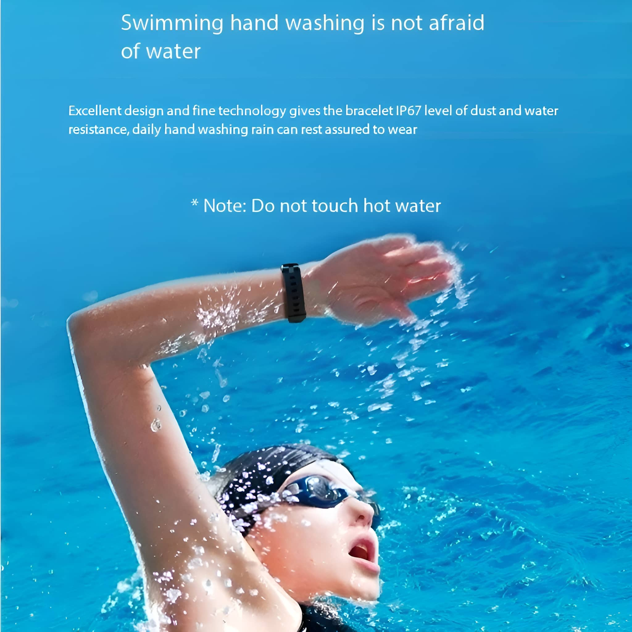 Eine Person schwimmt in blauem Wasser mit einer schwarzen Smartwatch am Handgelenk.