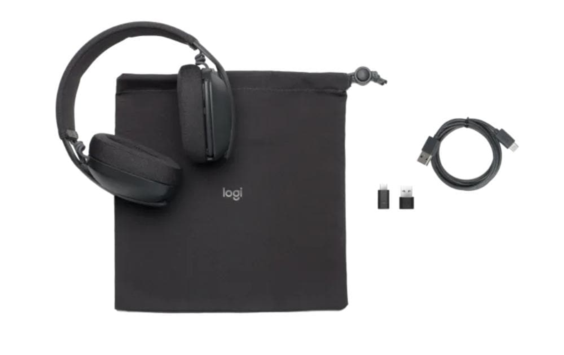 Czarne słuchawki, etui i kabel na białym tle. Logo Logi znajduje się na etui.