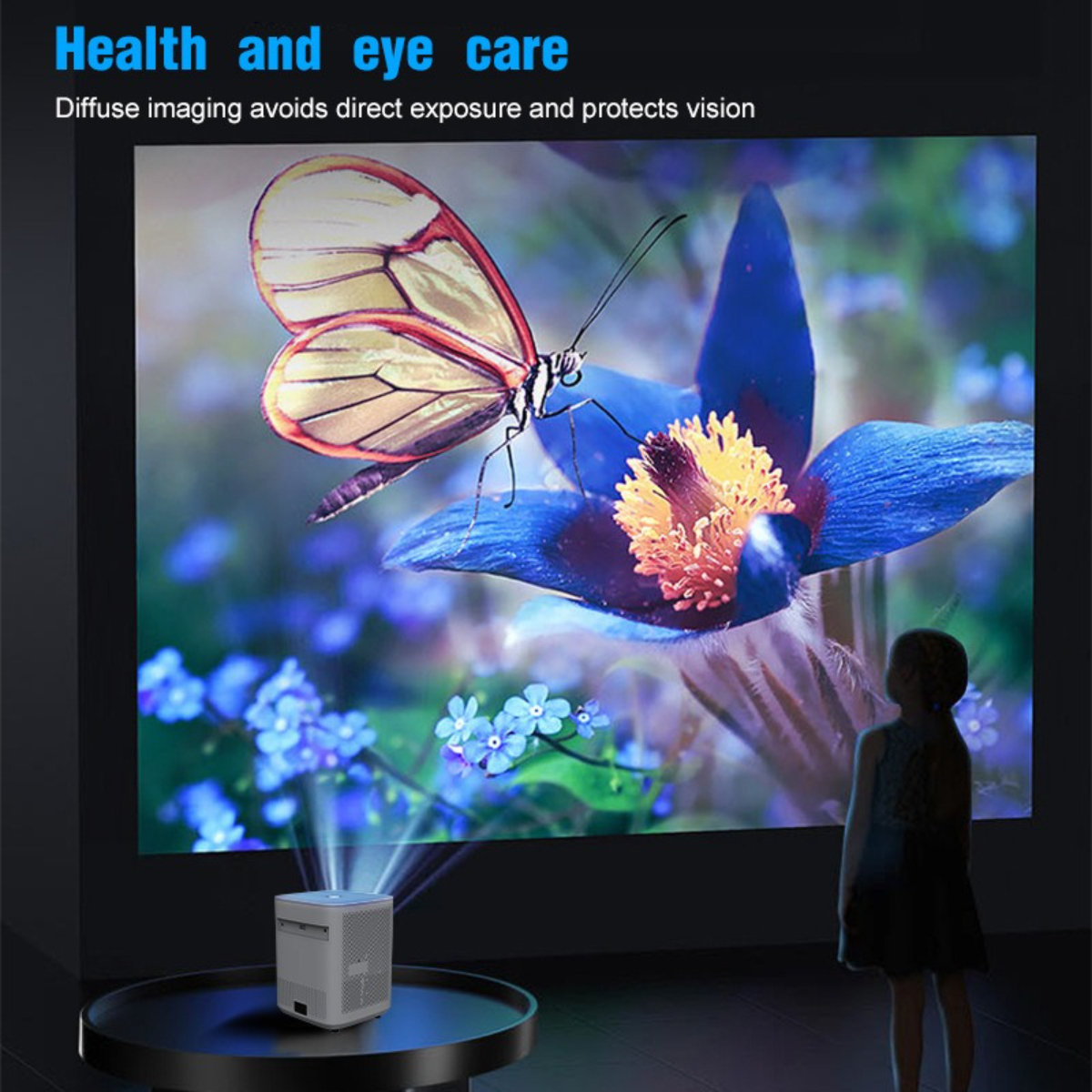 Ein Projektor, der ein Bild von einem Schmetterling und Blumen projiziert. Ein Kind schaut zu.