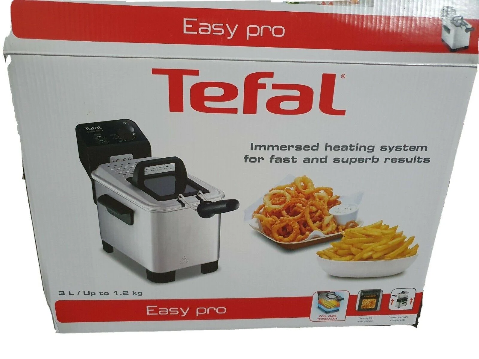 Una caja de una freidora Tefal Easy pro. La caja muestra la freidora, papas fritas y aros de cebolla.
