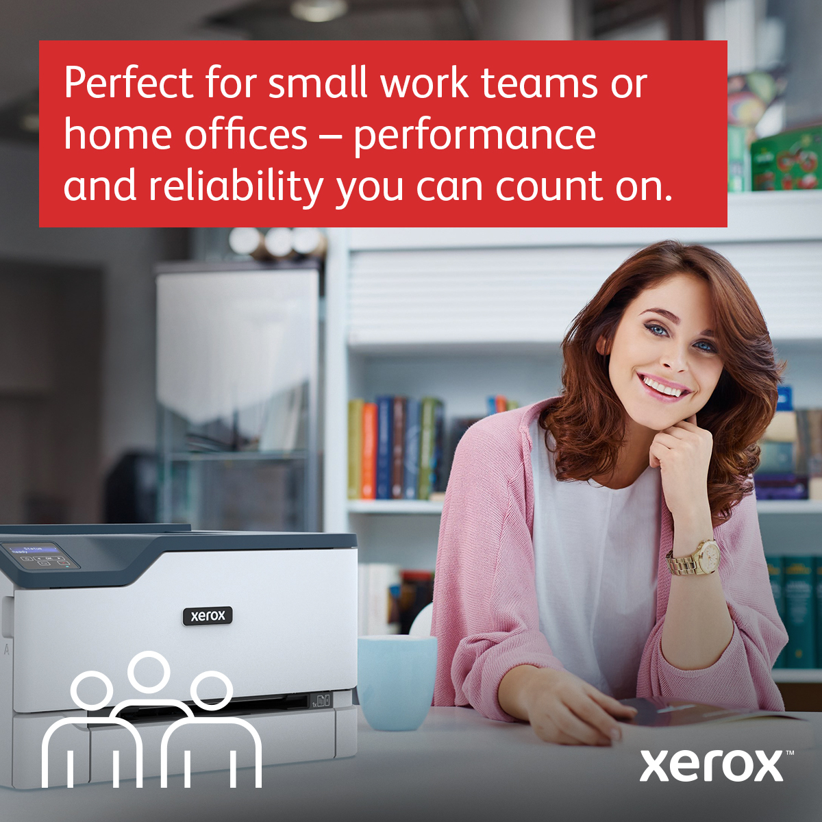 Uśmiechnięta kobieta obok drukarki w biurze, nakładka tekstowa.