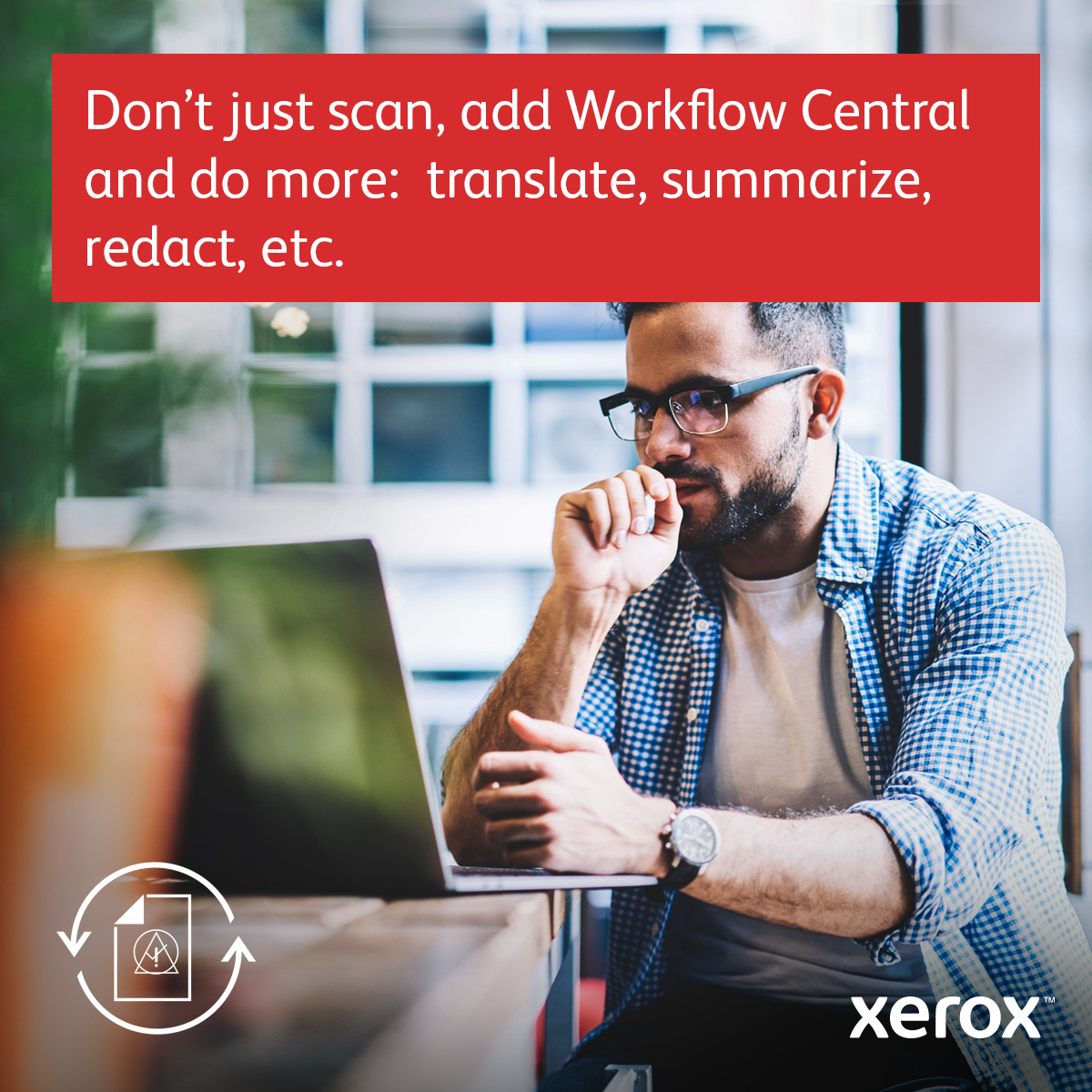 Mężczyzna w okularach patrzący na laptopa. Tekst i logo Xerox. Rozmyte tło.